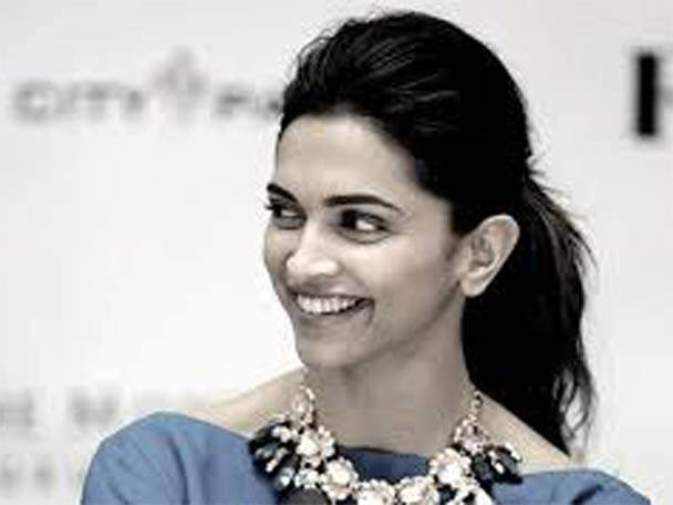 দুপুরে নিরামিষ খেলে শুধু সব্জি খান দীপিকা। আমিষ খেলে তাঁর পছন্দ গ্রিলড ফিশ।