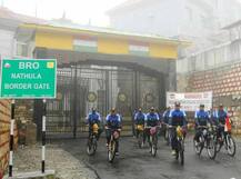 আর্টিলারি রেজিমেন্টের স্বর্ণজয়ন্তীতে সাইকেলে করে নাথুলা