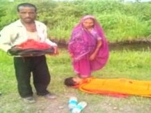 অমানবিক! বাসে মৃত্যু মহিলার, দেহ সহ স্বামী-সন্তানদের মাঝ রাস্তায় ফেলে পালাল বাসচালক