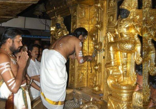 কেরলের সবরীমলা শ্রী অয়প্পা মন্দির। সেখানে ১০ থেকে ৫০ বছর বয়সী মহিলাদের প্রবেশ নিষেধ। 