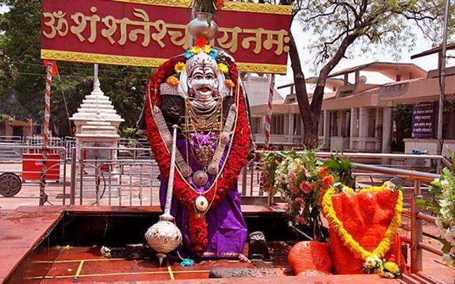 আহমেদনগরের শনি সিঙ্গনাপুর মন্দির। সেখানে শনিদেবকে পুজোর অধিকার তো দূরের কথা, মন্দিরে প্রবেশের অনুমতিই ছিল না মহিলাদের। পরে সেখানে প্রবেশের অনুমতি পেয়েছেন মহিলারা।