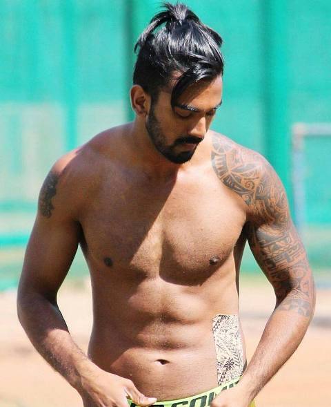 বিরাট কোহলির মতোই লোকেশ রাহুলেরও ট্যাটুর প্রতি বিশেষ অনুরাগ রয়েছে। তাঁর সারা গায়ে সাতটি ট্যাটু