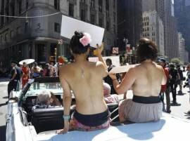 Women Bare Breasts For Gender Equality On Gotopless Day লিঙ্গ বৈষম্য মুছতে 'গো টপলেস ডে'-তে উন্মুক্ত বক্ষে মার্কিন রাজপথে মহিলারা