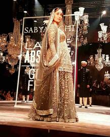 সব্যসাচী মুখোপাধ্যায়ের ক্রিয়েশনে ল্যাকমে ফ্যাশন উইকে র‍্যাম্প মাতালেন করিনা 