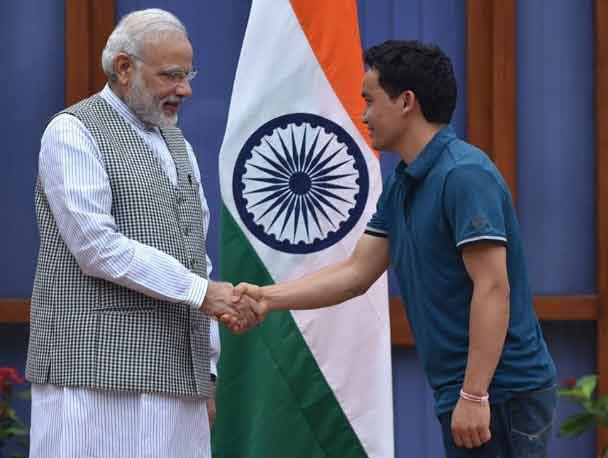 প্রধানমন্ত্রী নরেন্দ্র মোদীর সঙ্গে সাক্ষাত করছেন জিতু রাই