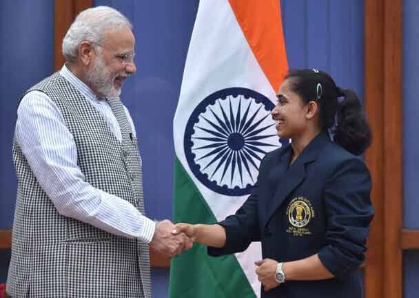 প্রধানমন্ত্রী নরেন্দ্র মোদীর সঙ্গে সাক্ষাত করছেন দীপা কর্মকার