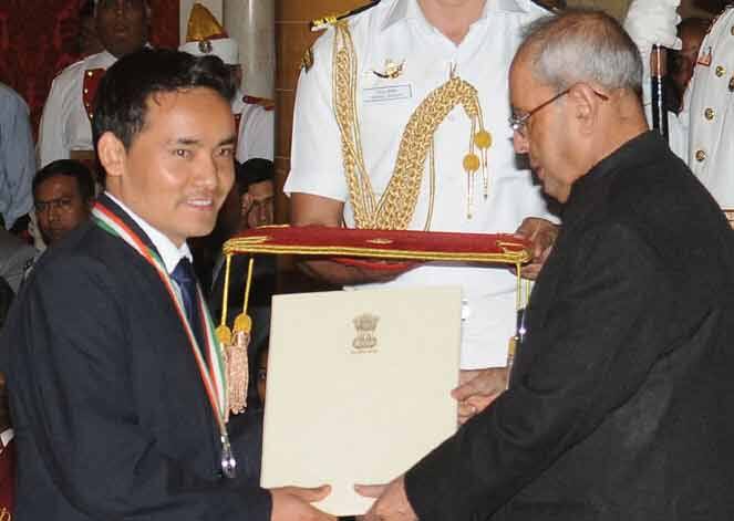 রাষ্ট্রপতি প্রণব মুখোপাধ্যায়ের কাছ থেকে রাজীব খেলরত্ন পুরস্কার নিচ্ছেন জিতু রাই