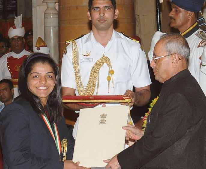 রাষ্ট্রপতি প্রণব মুখোপাধ্যায়ের কাছ থেকে রাজীব খেলরত্ন পুরস্কার নিচ্ছেন সাক্ষী মালিক