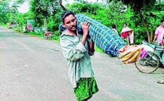 ওড়িশার দানা মাঝির স্ত্রীর হাসপাতালে মৃত্যু হয়। কিন্তু স্ত্রীর মরদেহ গাড়িতে বা অ্যাম্বুলেন্সে করে বাড়িতে নিয়ে যাওয়ার মতো আর্থিক সঙ্গতি তাঁর ছিল না। সেজন্য স্ত্রীর দেহ কাঁধে করে প্রায় ১০ কিলোমিটার বয়ে নিয়ে যান তিনি। সঙ্গে ছিল তাঁর কিশোরী মেয়ে। 