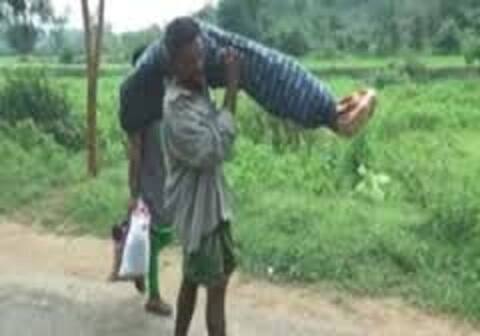 দানা মাঝির অভিযোগ, হাসপাতাল কর্তৃপক্ষ তাঁকে অ্যাম্বুলেন্সের ব্যবস্থা করে দেয়নি।যদিও কর্তৃপক্ষ সেই অভিযোগ অস্বীকার করে। এই অমানবিক ঘটনার রেশ দেশের বাইরেও ছড়িয়ে পড়েছে। 