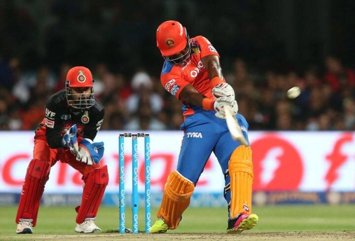 দাওনে স্মিথ, ২৬৭টি ম্যাচ, ২৬০ ইনিংস, সংগ্রহ ৩০৫টি ছক্কা