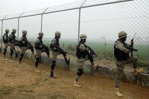 Border Dwellers In Kalsian Evacuated After Heavy Shelling সংঘর্ষবিরতি চুক্তি লঙ্ঘন পাকিস্তানের, অন্যত্র সরিয়ে নেওয়া হল জম্মুর কালসিয়ানের বাসিন্দাদের