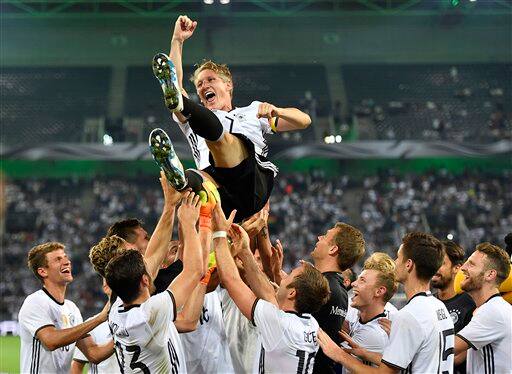 আন্তর্জাতিক ফুটবল থেকে সরে গেলেও, ম্যাঞ্চেস্টার ইউনাইটেডের হয়ে ক্লাব ফুটবলে খেলবেন সোয়েনস্টাইগার