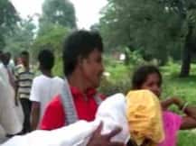 মাঝপথে নামিয়ে দিলেন অ্যাম্বুলেন্স চালক, শিশুকন্যার দেহ কোলে হাঁটতে হল শোকার্ত বাবা-মাকে