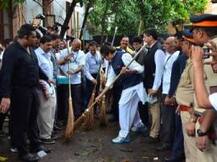 ক্লিনাথন: একসঙ্গে জঞ্জাল সাফাইয়ে বচ্চন, ফড়ণবীশ