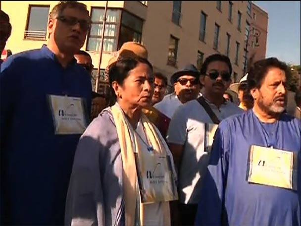 মমতার পরনেও ছিল সেই নীলপেড়ে সাদা শাড়ি। 