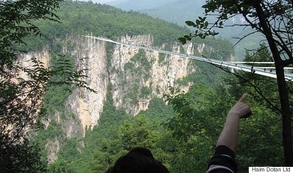 জানা গিয়েছে, প্রত্যেকদিন ১০,০০০-এরও বেশি মানুষের ভিড় হচ্ছিল সেখানে। কিন্তু ব্রিজের দেখভাল করে যে কমিটি তারা দর্শক সংখ্যার উর্ধসীমা বেঁধে দিয়েছিল ৮০০০। সেই তুলনায় দর্শক সংখ্যা অনেকটাই বেশি হয়ে যাচ্ছিল।