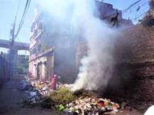 পয়সার অভাব, সাহায্য মেলেনি পঞ্চায়েতেরও, আস্তাকুঁড়ের কাগজ-টায়ার-প্লাস্টিক দিয়ে স্ত্রীর শেষকৃত্য করলেন আদিবাসী