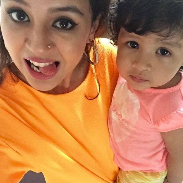 মেয়ের সঙ্গেও মজার মুহূর্তের ছবি দিয়েছেন সাক্ষী