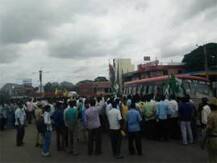 কাবেরীর জলবণ্টন ইস্যুতে উত্তপ্ত কর্নাটক, বিক্ষোভে ফেটে পড়েছেন কৃষকরা
