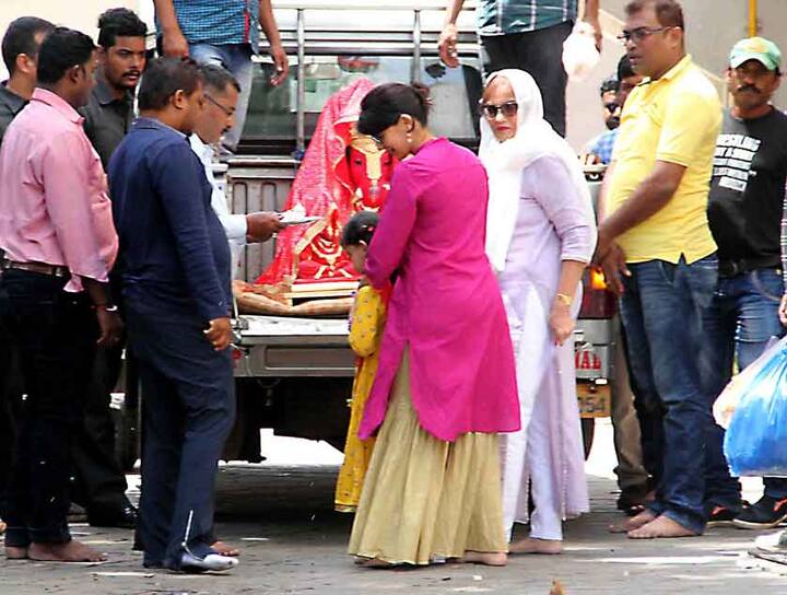 ভগবান গণেশকে স্বাগত জানাচ্ছেন সুশীলা। পবিত্র গণেশ উৎসবের সূচনা।