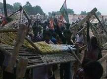 উত্তরপ্রদেশে রাহুলের সভা শেষ হতেই কাড়াকাড়ি, খাট তুলে নিয়ে চম্পট স্থানীয়দের!