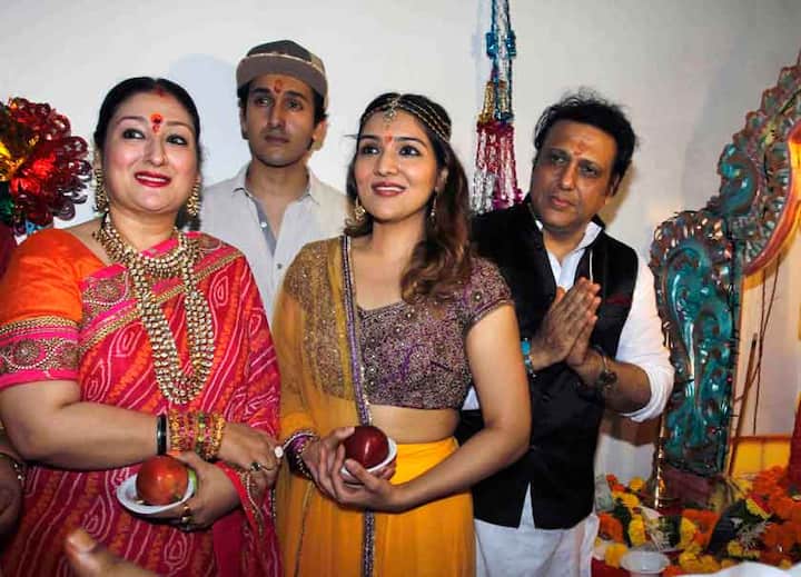পরিবারের সঙ্গে গণেশের আরাধনায় গোবিন্দা