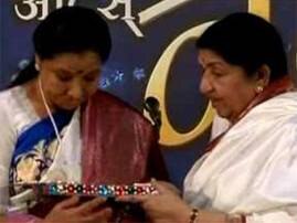 Lata Mangeshkar Gives Blessings To Asha Bhosle On Birthday আশা@৮২, বোনকে শুভেচ্ছা ও আশীর্বাদ জানালেন লতা