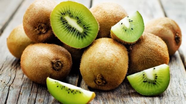 health benefits and nutrition value of kiwi best source of vitamin c boost immunity Health Benefits Of Kiwi : रोज किवी खा, विटामिन सीची कमतरता दूर करा
