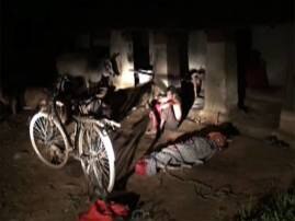 Man Carries Mother In Laws Body On Bicycle For 20 Km In Madhya Pradesh শববাহী গাড়ি না মেলায় শাশুড়ির দেহ সাইকেলে চাপিয়ে ২০ কিমি পথ গেলেন জামাই