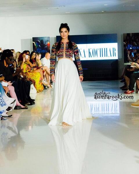 নিউইয়র্ক ফ্যাশন উইকের মঞ্চে ডিজাইনার অর্চনা কোচ্চারের পোশাকে র‍্যাম্প মাতালেন বলিউড অভিনেত্রী সানি লিওন এবং অ্যাসিড আক্রান্ত রেশমা কুরেশি