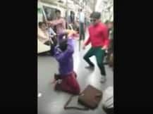 ভিডিওতে দেখুন, দিল্লি মেট্রোয় উদ্দাম নৃত্য দুই পড়ুয়ার