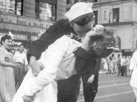 Nurse Kissing A Sailor In Iconic World War Ii Photo Dies At 92 যুদ্ধশেষের চুম্বন: মারা গেলেন দ্বিতীয় বিশ্বযুদ্ধের সেই ঐতিহাসিক ছবির তরুণী নার্স