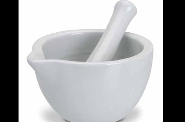 এজন্য প্রথমে তিনটি ঘরোয়া উপাদান মিশিয়ে তৈরি করে নিতে হবে একটি মিশ্রণ—১. চা চামচ দারুচিনি ২. ১/২ কাপ মধু এবং ৩. ৩/৪ কাপ নারকেল তেল।