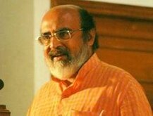 শরিয়ত-বিরোধী! পুরস্কার বিতরণ অনুষ্ঠানে মন্ত্রীর সঙ্গে হাত মিলিয়ে মৌলবির রোষে কেরলের কলেজ-ছাত্রী