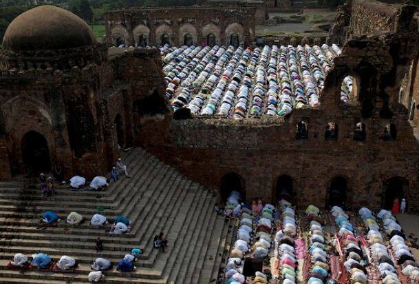 ভিড়ে ঠাসা দিল্লির ফেরোজশাহ কোটলা মসজিদও। 