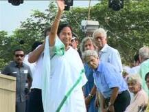 প্রতীক্ষার অবসান, সিঙ্গুরে মুখ্যমন্ত্রী চেক ও জমির কাগজ ফেরত দিলেন কৃষকদের