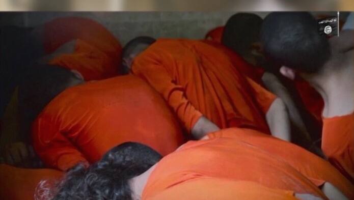 কমলা পোশাকে বন্দিদের দেখা যাচ্ছে ছবিতে। মধ্য প্রাচ্যে পশ্চিমী দেশগুলোর আরোপিত নিয়মের বিপক্ষে আইএস