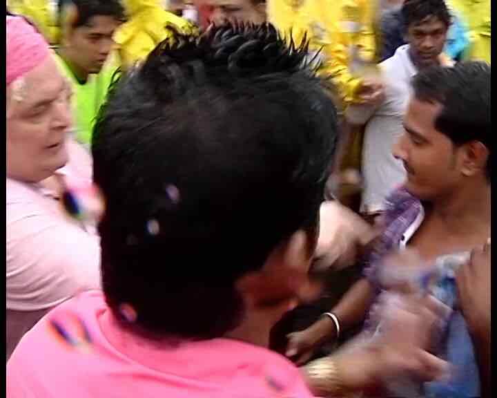ঋষি কপূর ধাক্কা মেরে সাংবাদিকদের সরিয়ে দিলেন