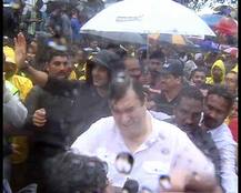 দেখুন, গণেশ বিসর্জনে সাংবাদিকদের মারলেন ঋষি ও রণধীর কপূর