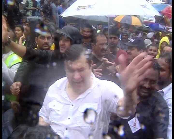 ইন্টারনেটে এই ভিডিও ভাইরাল হয়ে গিয়েছে