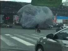 ঝড়ের দাপটে চিনের রাস্তায় গড়াচ্ছে দৈত্যাকার ‘চাঁদ’! সবার চক্ষু চড়কগাছ