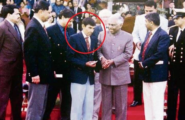 এক কামরার ঘরে স্ত্রী ও সন্তানদের সঙ্গে থাকেন বালাজি দামোর। সংসারের খরচ সামলাতে তাঁর স্ত্রীও খেতে কাজ করেন।