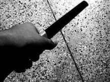 দেরি করে বাড়ি ফেরা! মেয়েকে ছুরির কোপ বাবার