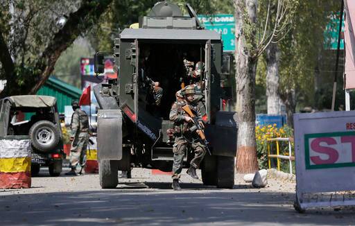 আশপাশের রেজিমেন্ট থেকে ঘটনাস্থলে পৌঁছয় আরও বাহিনী। 