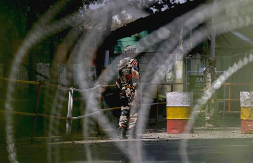 ৬ ঘণ্টা ধরে চলে গুলির লড়াই। এতে ৪ জঙ্গিরই মৃত্যু হয়েছে বলে জানিয়ে দেয় সেনা। 