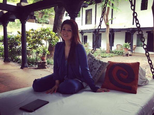 এখন বিয়ের পর মেয়েদের এই পদবি বদলানো নিয়ে বহু মানুষের আপত্তি রয়েছে। এই পরম্পরা পাল্টানোরও চেষ্টা করছেন অনেকে। 