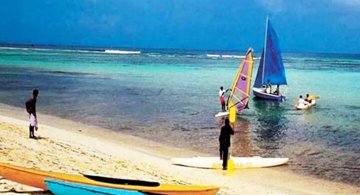 এমনই একটি অসাধারণ জায়গা মহারাষ্ট্রের তরকর্লী। সমুদ্রের ধারে বেড়ানো অথবা জলে নেমে ঢেউয়ের তালে মেতে উঠতে সবারই ভাল লাগে।