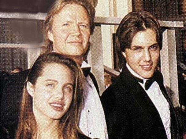 অ্যাঞ্জেলিনার বিতর্কিত জীবনও রয়েছে আলোচনার কেন্দ্রে। হলিউড তারকাও কিন্ডারগার্টেনে পড়ার সময় থেকেই সেক্স লাইফ শুরু করেছেন। মাত্র ১৪ বছর বয়সে মায়ের পূর্ণ সমর্থনে বাড়িতেই বয়ফ্রেন্ডের সঙ্গে লিভ ইন করতে শুরু করেছিলেন। 