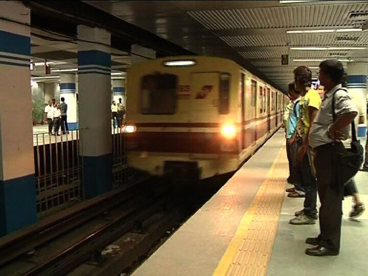 Disruption In Power Supply Halted Kolkata Metro On The Tracks মেট্রোয় বিদ্যুৎ বিভ্রাট, অন্ধকার সুড়ঙ্গে আটকে পড়ে একাধিক ট্রেন